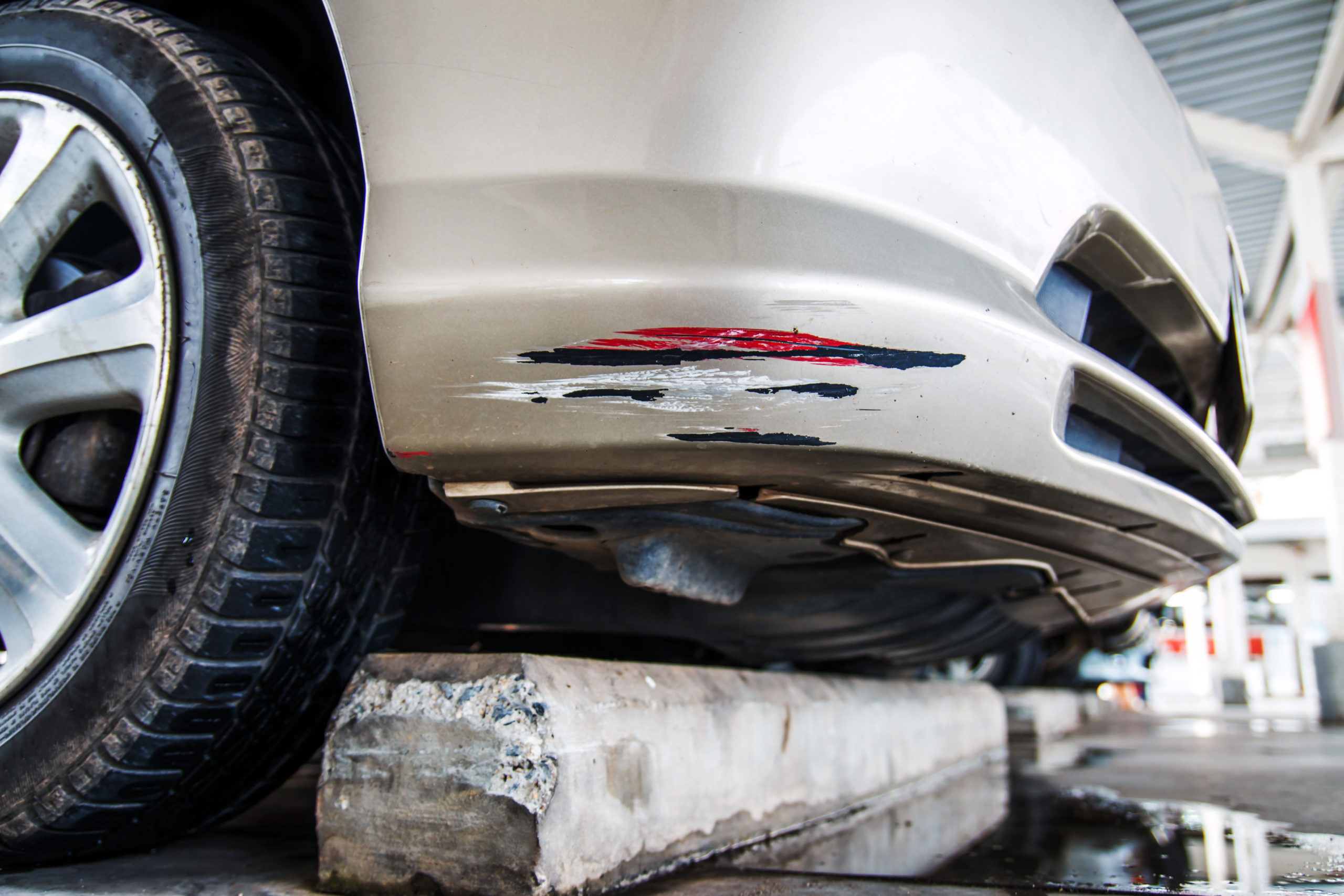 駐車場で車をぶつけたら 正しい対応方法と修理費用を解説 格安板金塗装 池内自動車