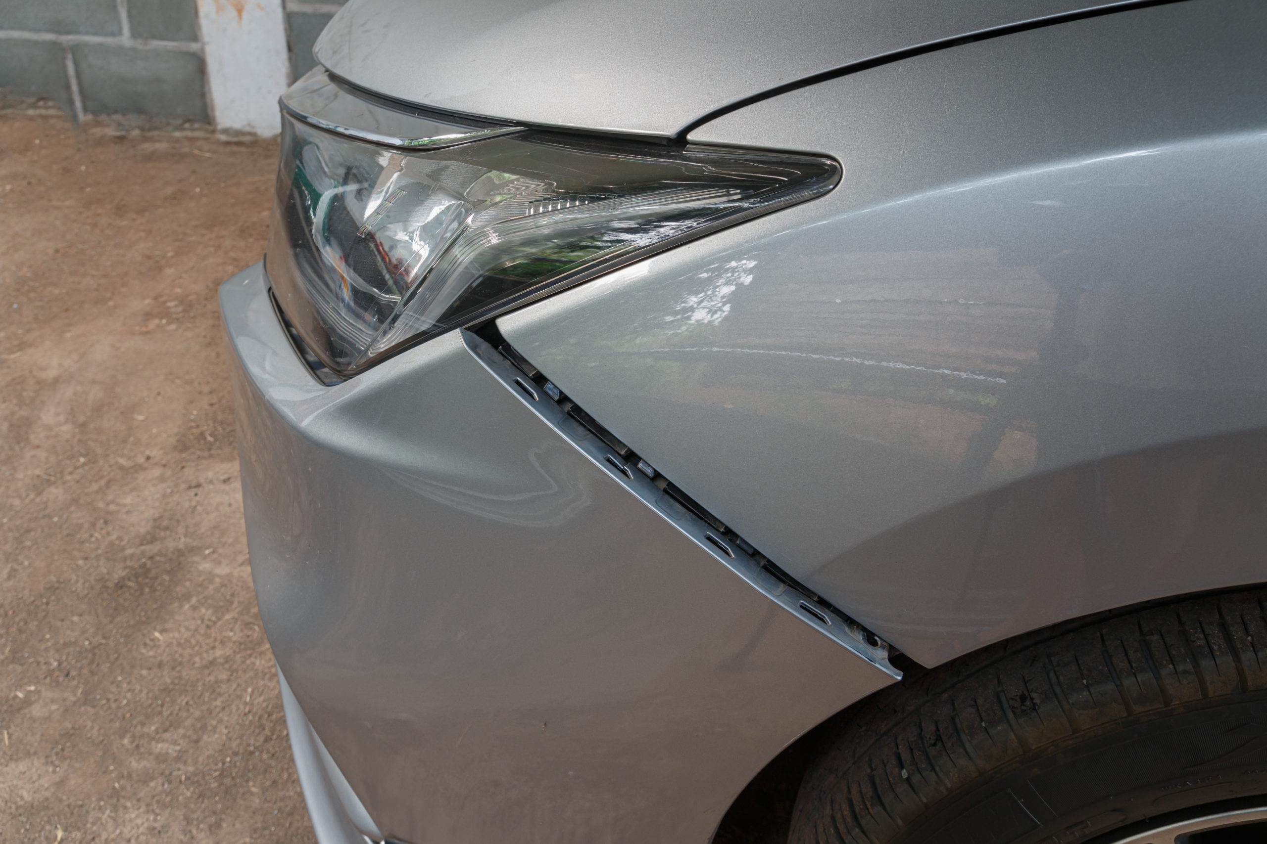 車のサイドステップのガリ傷 修理代の相場料金は 格安板金塗装 池内自動車