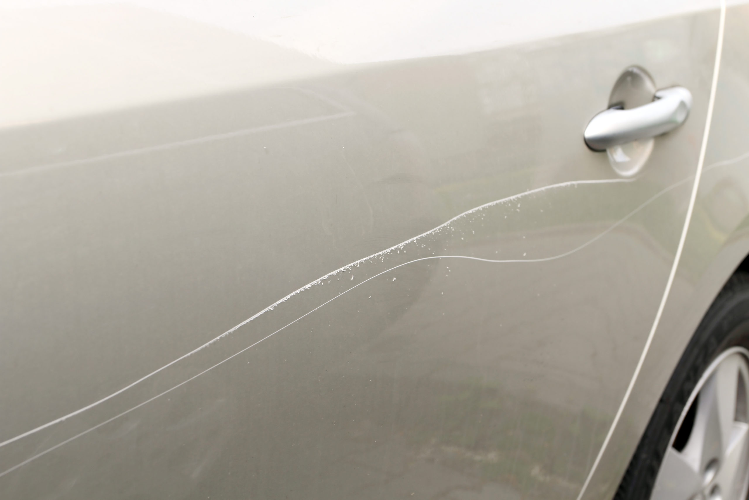 車に白い線傷がつく原因とは その解決策と修理代相場を徹底解説 格安板金塗装 池内自動車