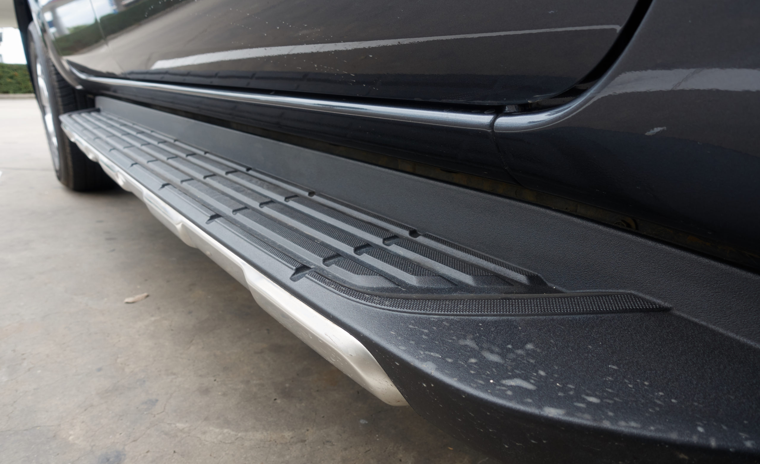 車のサイドステップのガリ傷修理代の相場料金は 格安板金塗装 池内自動車