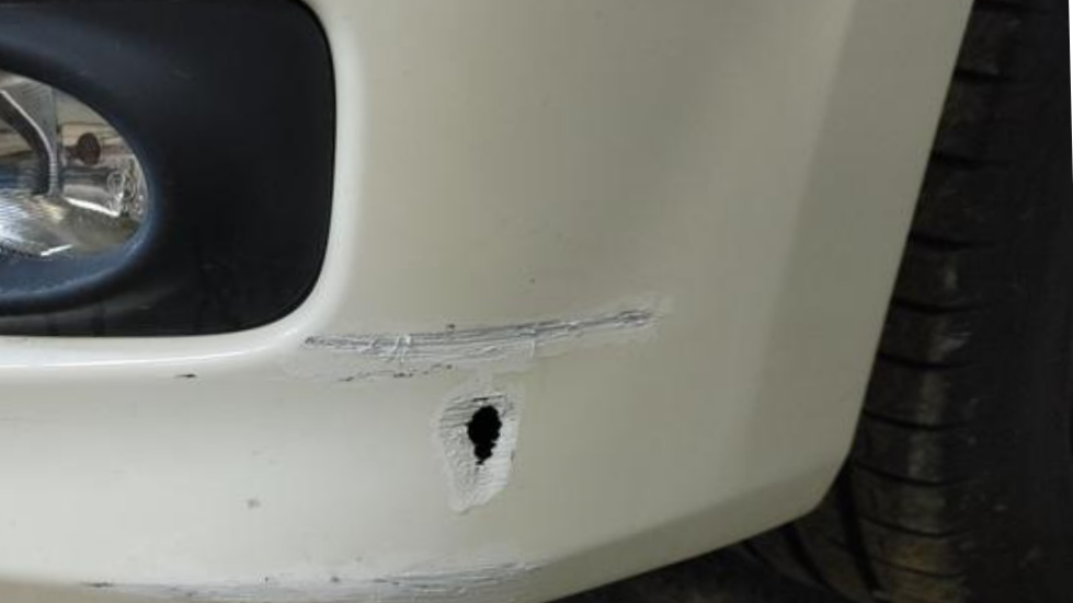 車のバンパーに穴が 修理代はいくらかかる 格安板金塗装 池内自動車
