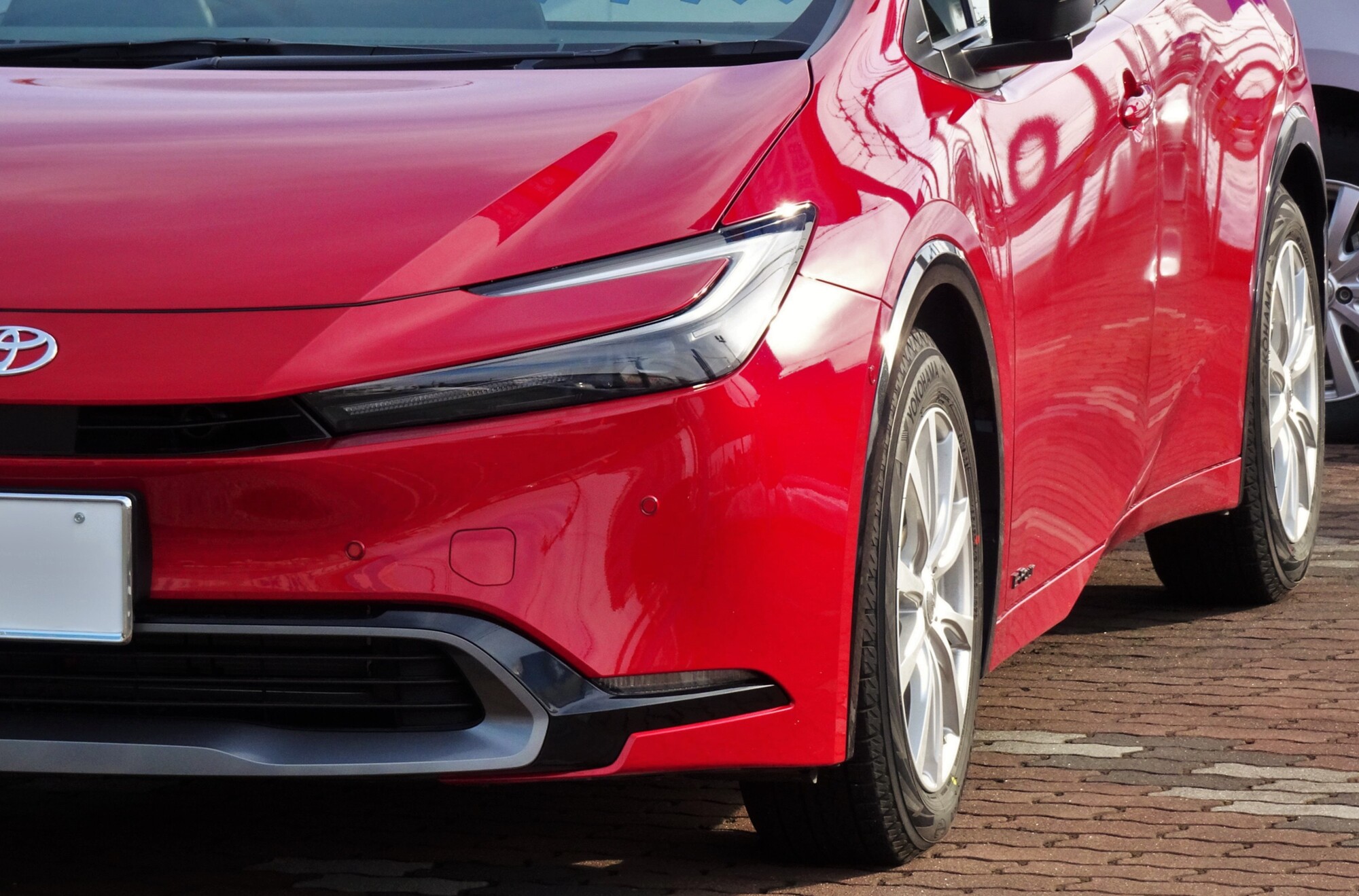 【ヘッドライトの傷】交換は不要？修理で直せる「限界」と、ディーラーの1/10の費用で済むプロの磨き・塗装術