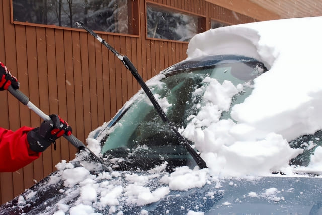 車の雪下ろしで傷をつけない！正しい道具と手順、修理方法まで解説