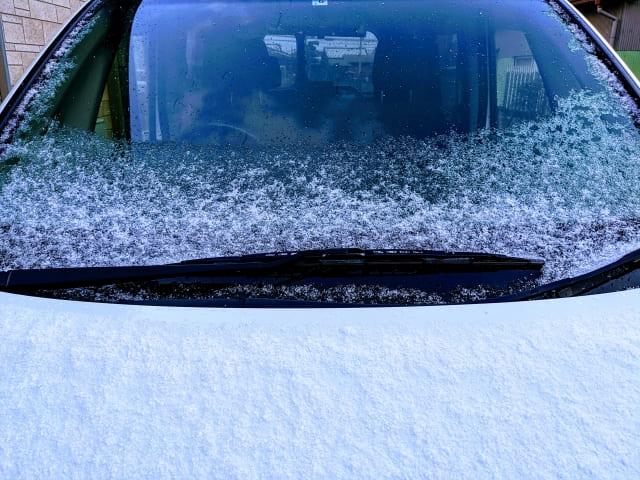 冬のフロントガラスのひび割れは放置厳禁！原因・修理交換の判断基準と費用相場