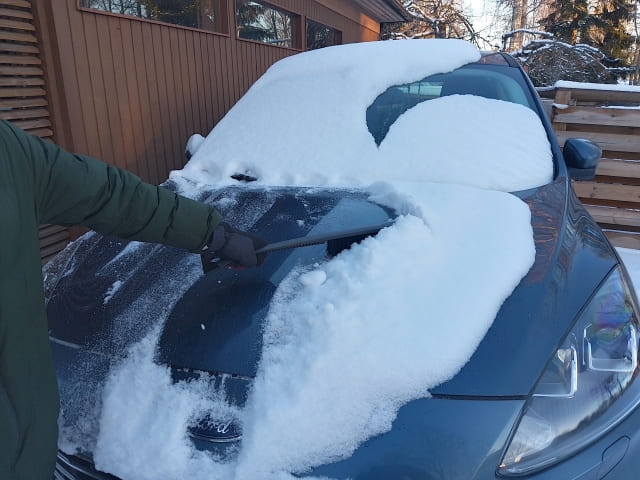 冬の車についたブラシ傷の対処法！傷をつけない雪下ろしと道具の選び方
