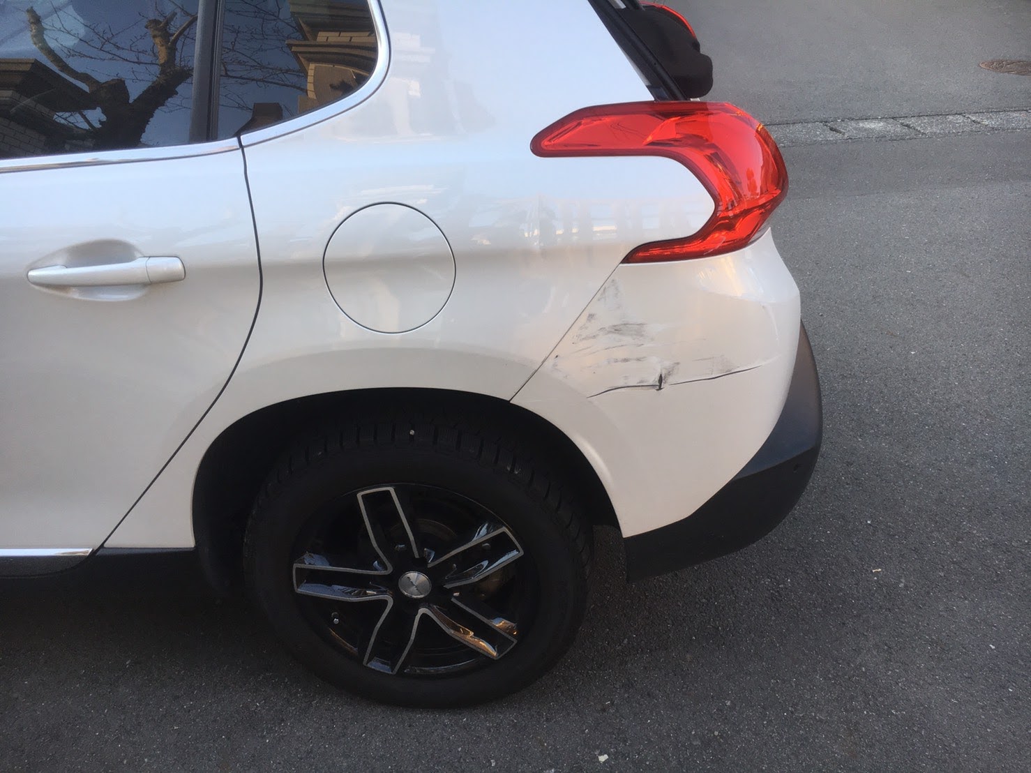 カーリースの傷、返却前に自分で直すべき？バレずに安く済ませるコツ