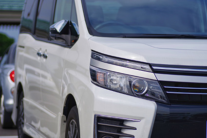 【ヴォクシー】バンパー交換はいくら？池内自動車の修理事例で解説！費用を抑える方法も