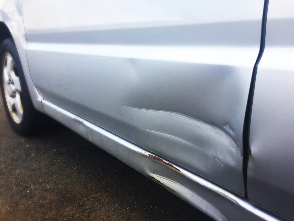 【衝撃】ドアの凹み修理、いくらかかる？板金・交換の相場とDIYの危険性