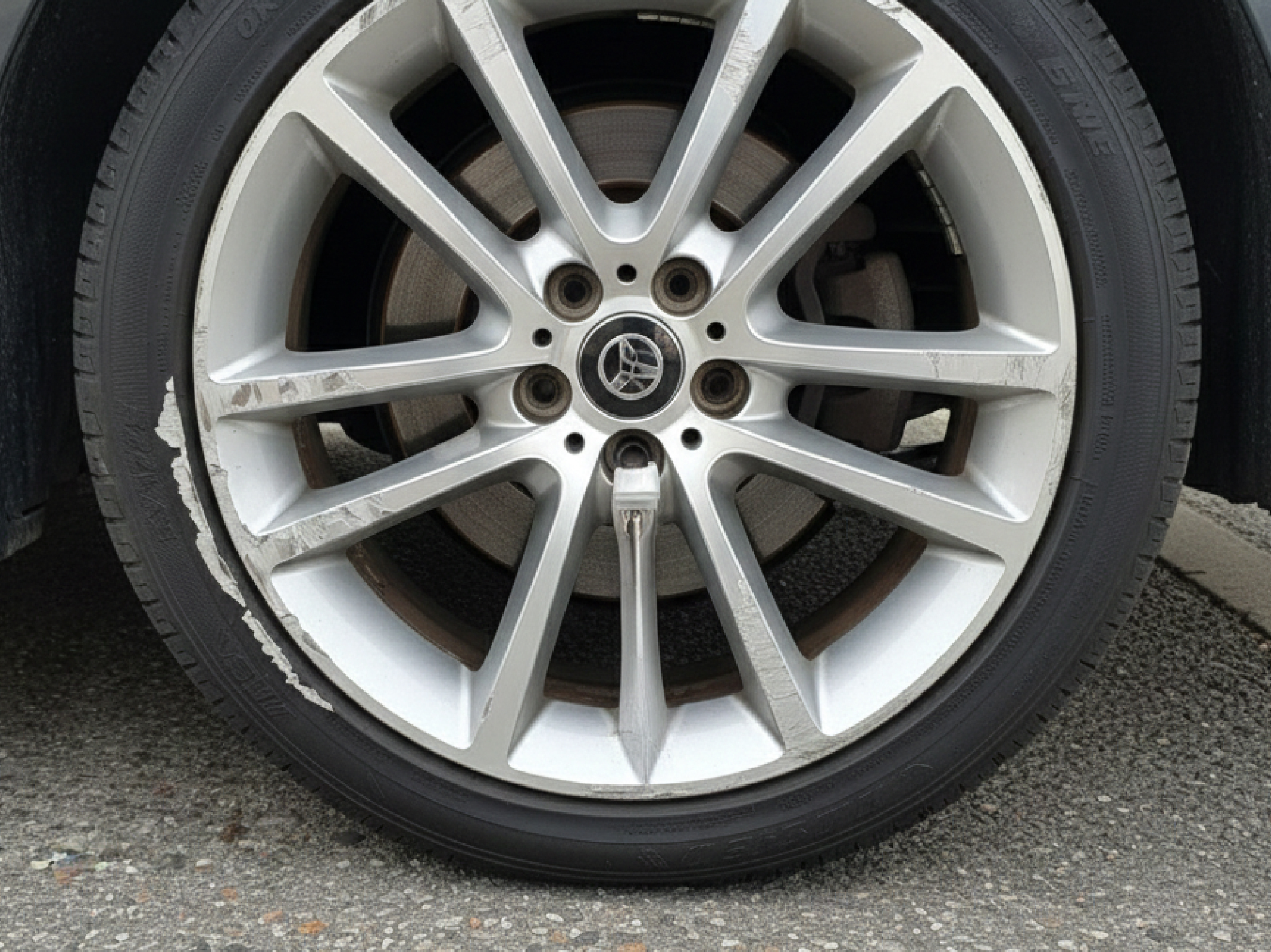 【相場表あり】アルミホイールのガリ傷修理費用はいくら？交換より安く直すプロの技とDIYのリスク