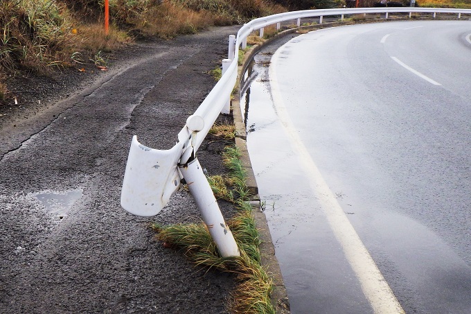 【車を柵にぶつけた！】警察は呼ぶべき？ガードレールやフェンスの弁償と、広範囲の擦り傷を安く直す全手順