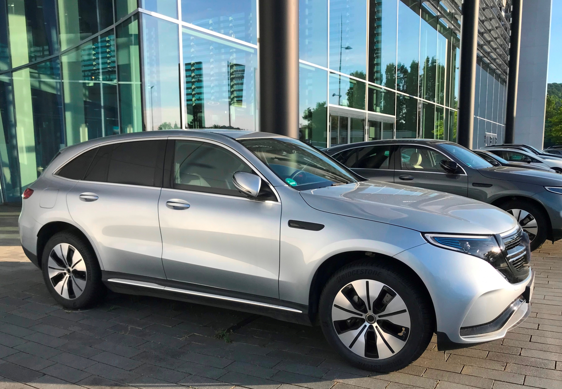 【外車オーナー必見】「外車の塗料は高い」は嘘？修理代が高額になる本当の理由と、ディーラーの半額で直す方法