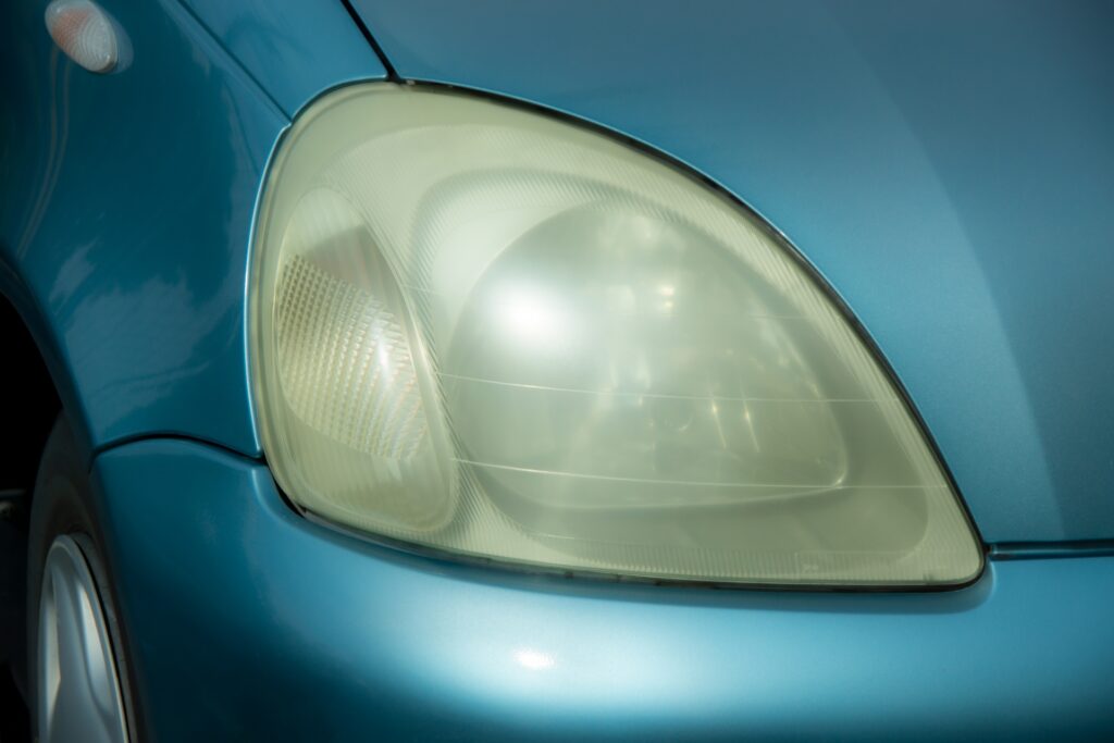 【車検NGも】ヘッドライト黄ばみの原因は？ピカール・歯磨き粉の限界と、プロによる確実な再生方法