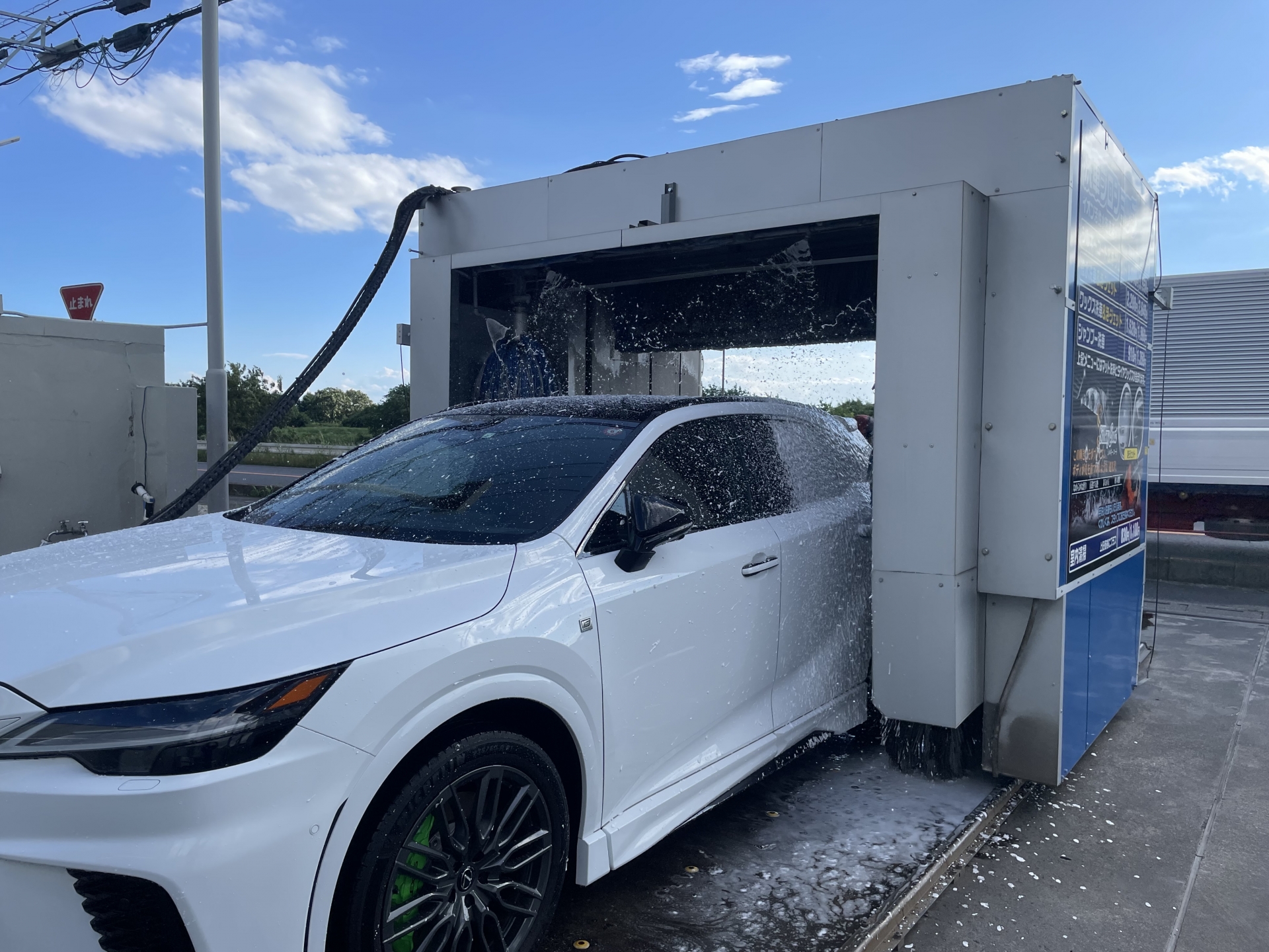 自動洗車機は傷つく？板金塗装のプロが教える『洗車傷』の正体と、輝きを取り戻すメンテナンス術