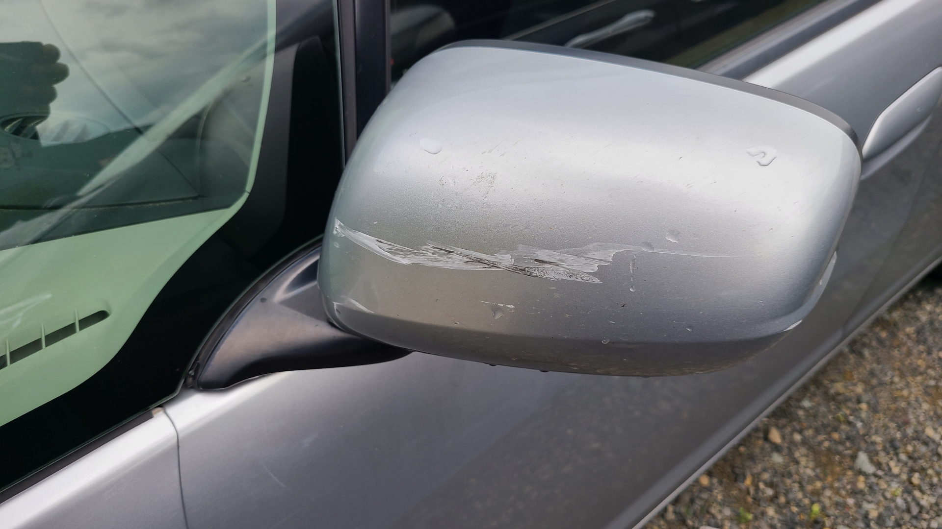 【サイドミラー】いつの間にか傷が…「こすったか気づかない」は危険？警察への届け出と、交換せず安く直す方法