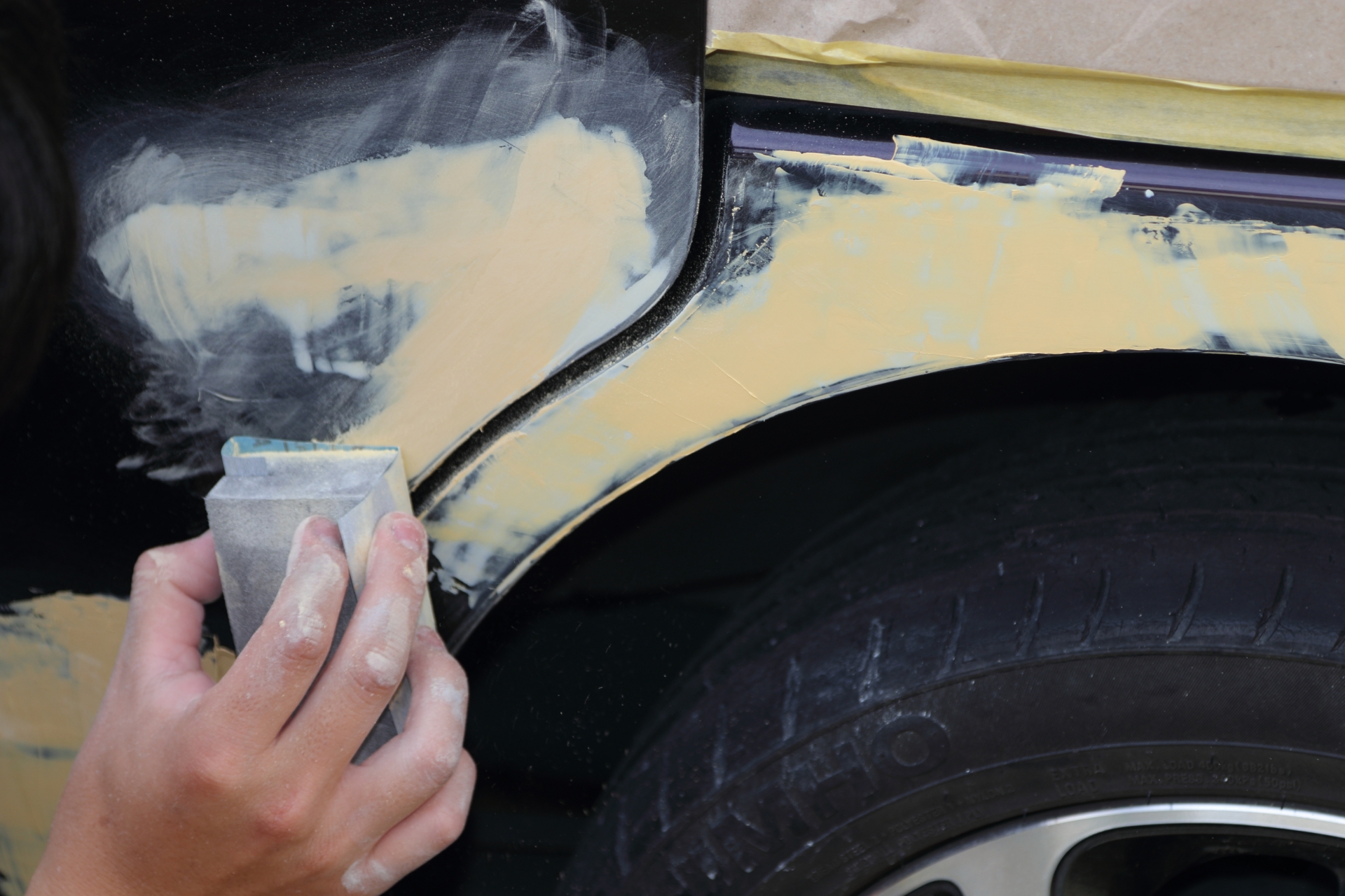 【車のパテ埋め】穴あき補修のやり方は？DIYの「埋めるだけ」が超危険な理由と、プロの確実な修復術