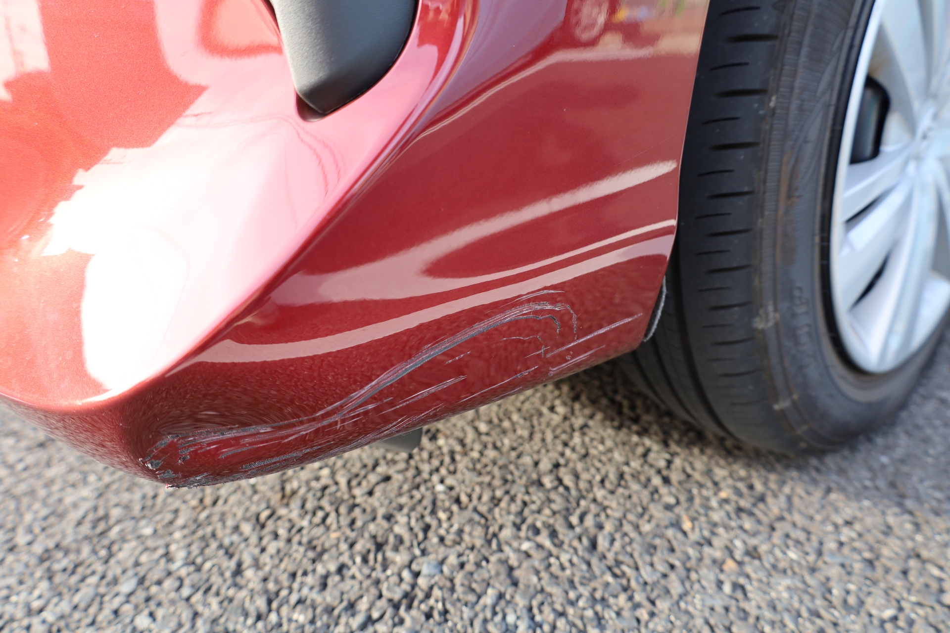 【バンパー修理】センサー付き車はなぜ高い？費用相場と「交換」を避けて安く直すプロの裏ワザ