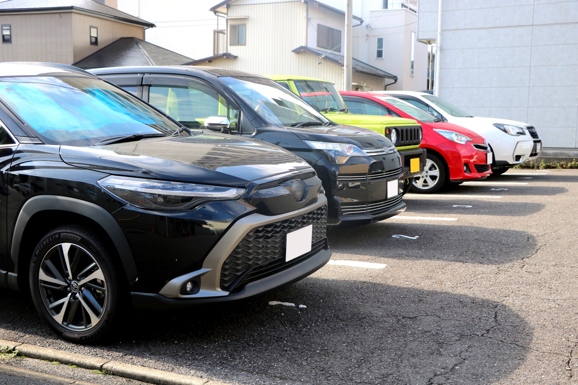 【駐車場で擦った】「バレない」は甘い？監視カメラとドラレコの検挙率と、逃げずに安く収める事後対応マニュアル