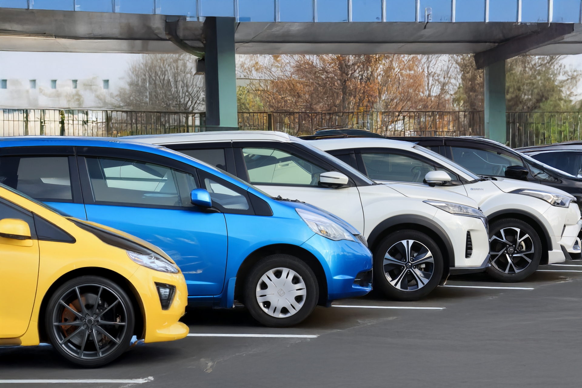 【青空駐車】愛車を劣化から守る「現実的な」保護対策とは？カバーの傷リスクと、塗装プロが教える「3年に1度のメンテナンス術」