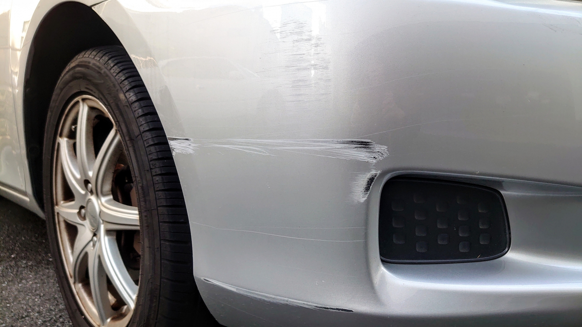 自動ブレーキ事故で20万円超え！修理代の内訳と保険を使うかどうかの判断法