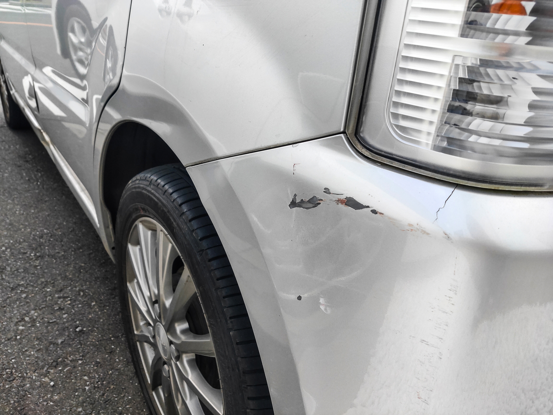 【車売却】傷は直すべき？査定額アップの鍵は「激安板金」にあり！