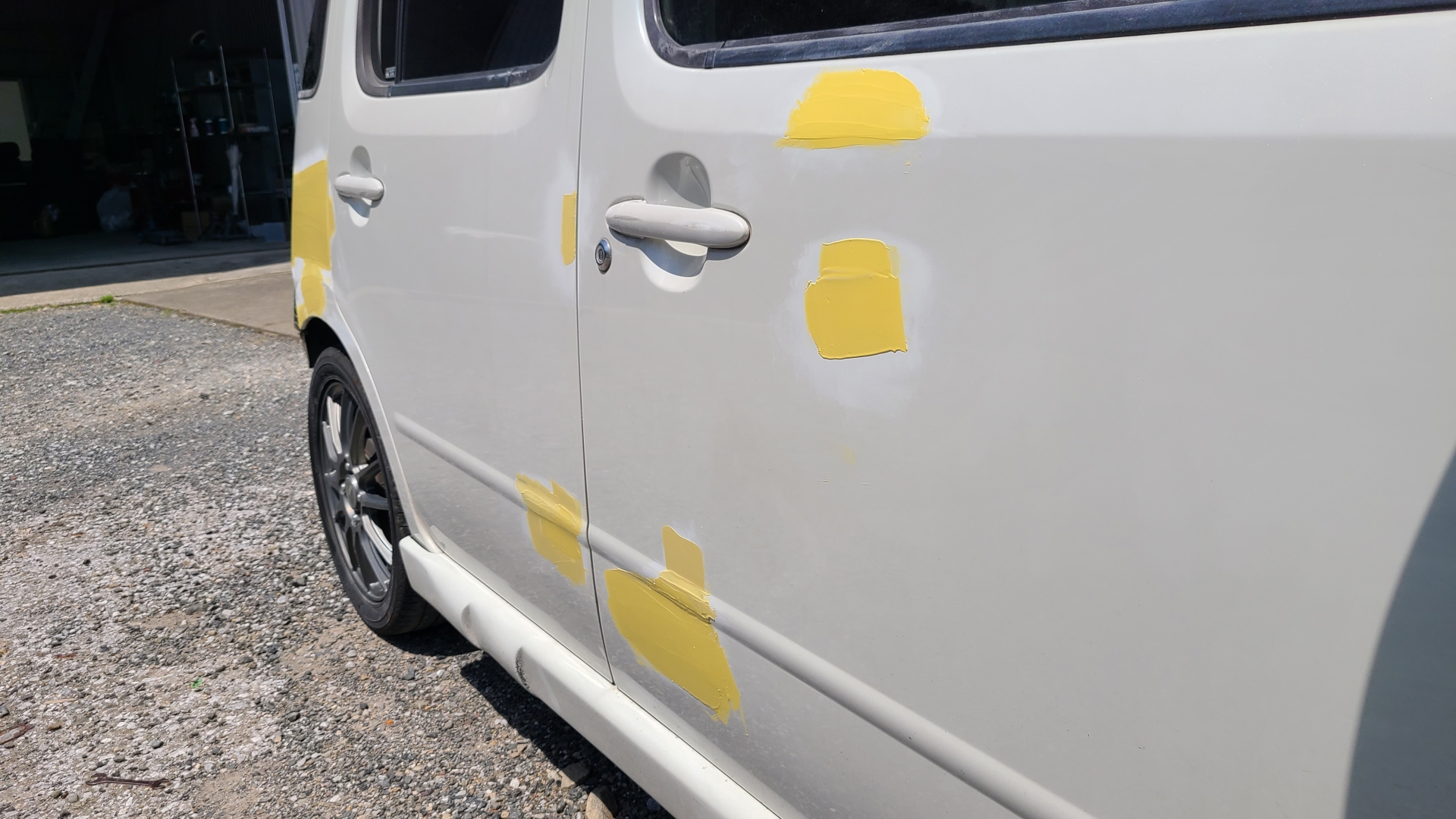 車のドアとサイドにパテを付けた板金塗装の途中