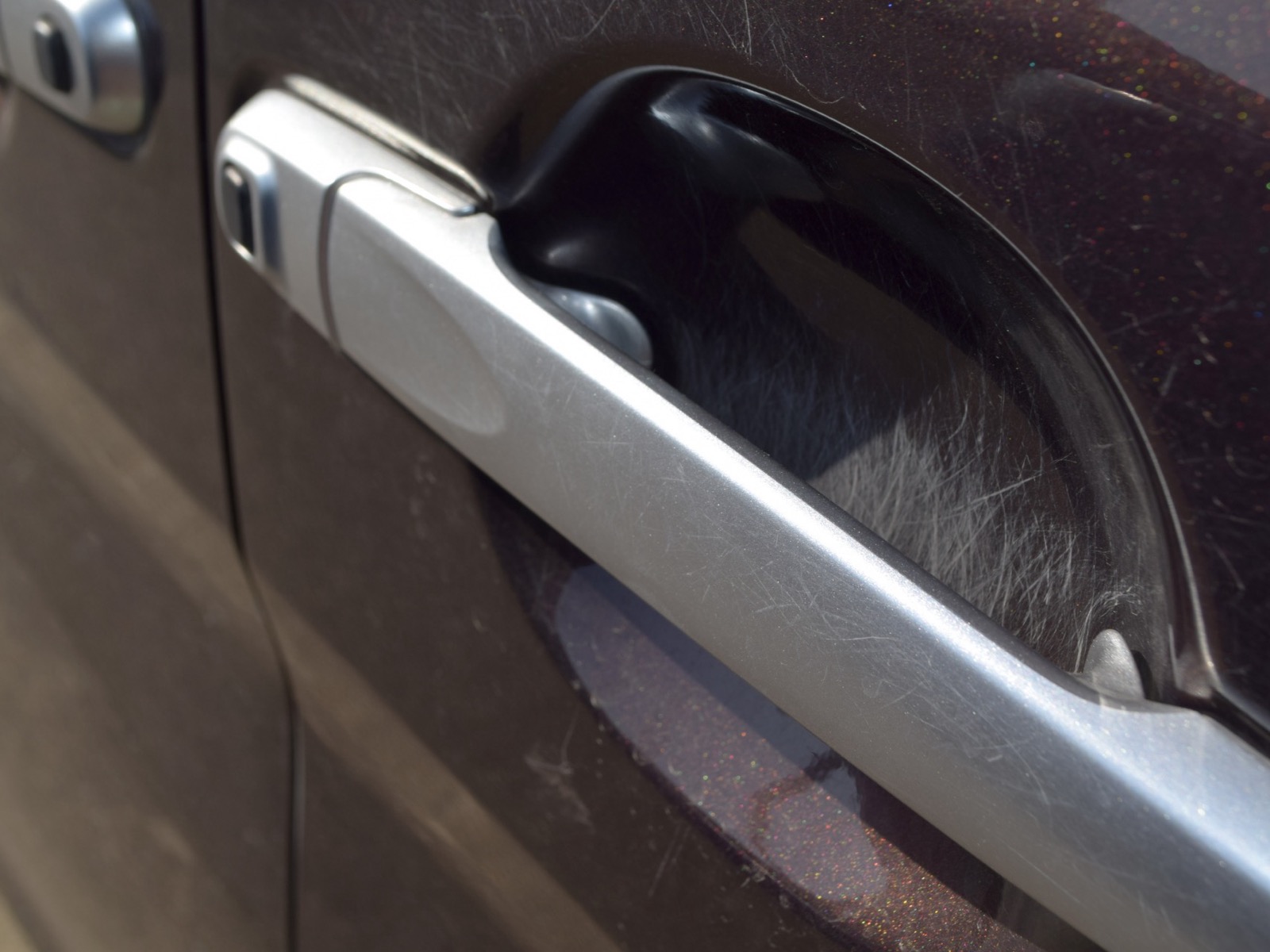 傘やかばんで車に傷をつけてしまったら|自分で手を入れてよい傷と、触らない方がよい傷