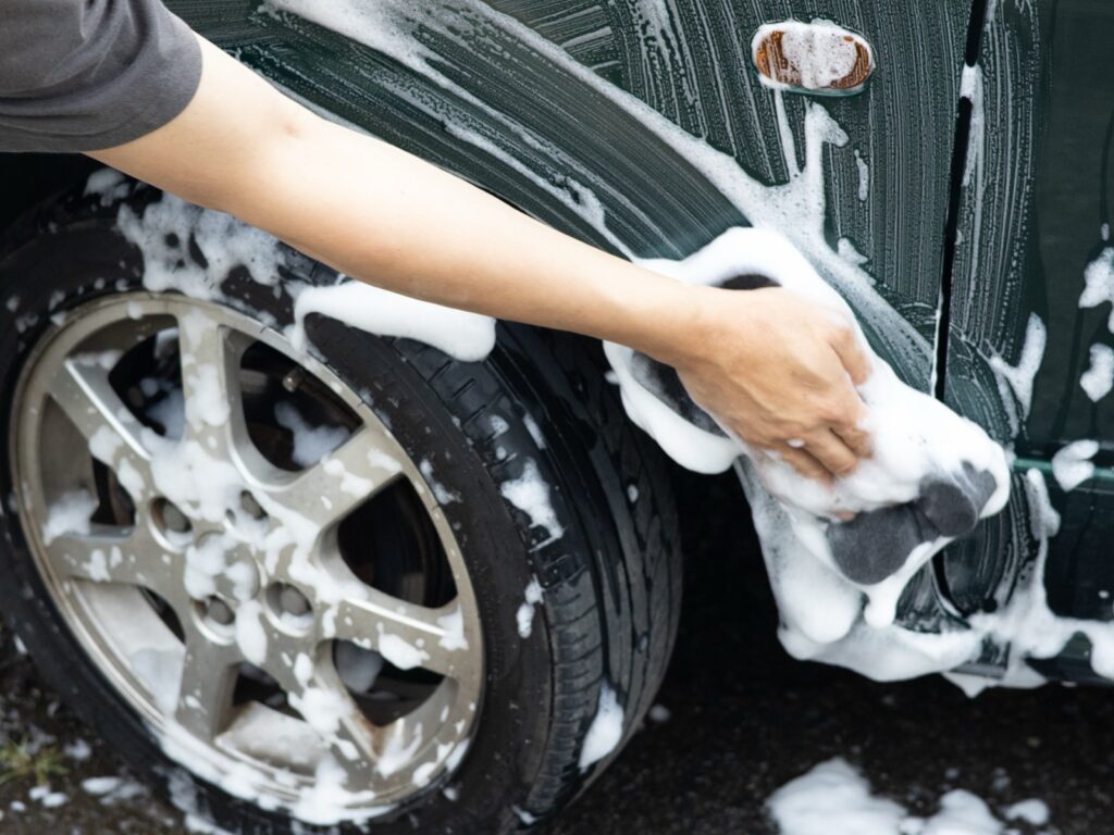洗車スポンジの選び方で傷は変わる?細かいキズの原因と道具の見直し方
