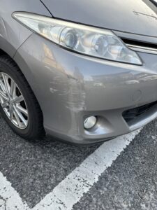 トヨタ エスティマ 右フロントバンパーの修理事例①