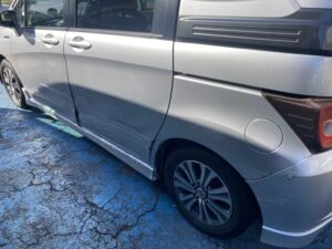 ホンダ スパイク 左フロントドア、リアドア、クォーター、リアバンパーの修理事例①