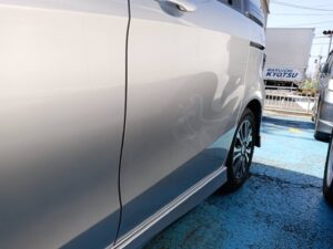 ホンダ スパイク 左フロントドア、リアドア、クォーター、リアバンパーの修理事例③