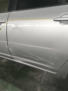 トヨタ サクシード 左フロントドア、左リアドア、左クォーターの修理事例①