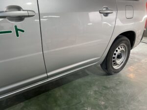 トヨタ サクシード 左フロントドア、左リアドア、左クォーターの修理事例④