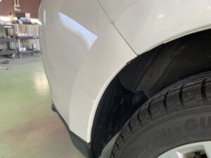 トヨタ ハリアー 左クォーターパネル、左リアバンパーの修理事例①