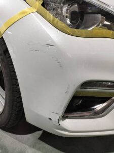 日産 スカイライン 右フロントバンパーの修理事例①