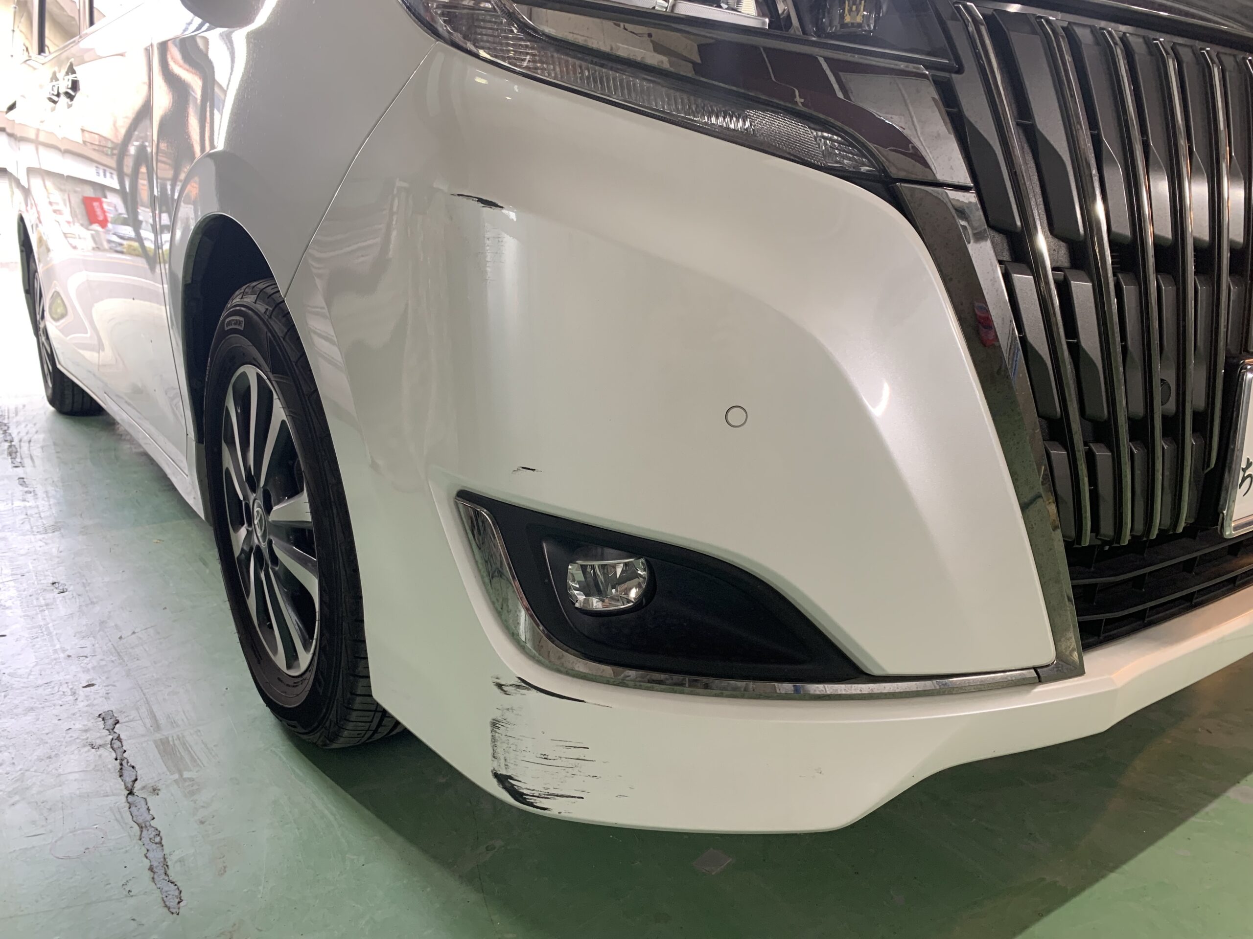 トヨタ エスクァイア 右フロントバンパーの修理事例 | 車の修理・板金 