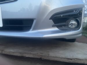 スバル インプレッサ 左フロントバンパー下側の修理事例①