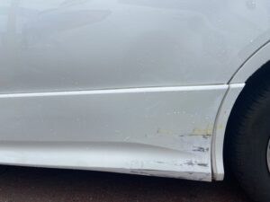 トヨタ VOXY 左スライドドアガーニッシュ、クォーターガーニッシュ、左リヤバンパーの修理事例①