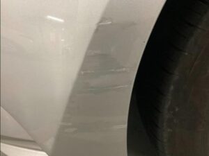 トヨタ カローラツーリング 左フロントバンパーの修理事例①