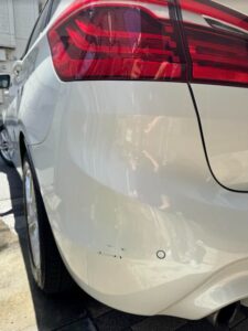 BMW 218i 左リアバンパーの修理事例①
