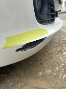 BMW 320i 右フロントバンパーの修理事例①