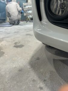 BMW 320i 右フロントバンパーの修理事例⑤