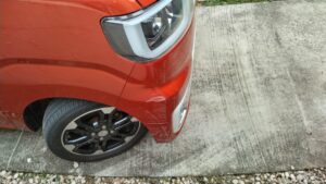 ダイハツ ウェイク 右フロントバンパーの修理事例①