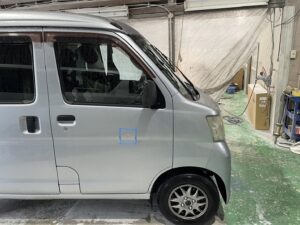 ダイハツ ハイゼット 右フロントドアの修理事例①