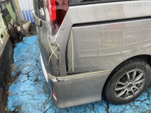 トヨタ ノア リヤバンパー、左クォーター、左スライドレールカバー、左コーナーパネルの修理事例①