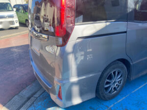 トヨタ ノア リヤバンパー、左クォーター、左スライドレールカバー、左コーナーパネルの修理事例②