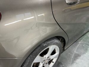 メルセデス・ベンツ Bクラス 右クォーターパネルの修理事例②