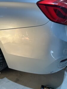 BMW 320 左リアバンパーの修理事例①