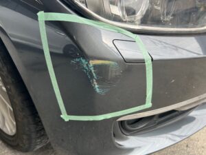 BMW 320i 右フロントバンパーの修理事例①