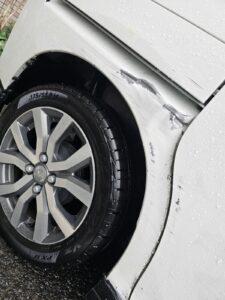 スバル ジャスティの右スライドドア、右スライドレールカバー、右スライドドアアウターハンドル、右クォーターパネル、右サイドステップの修理事例①