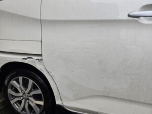 スバル ジャスティの右スライドドア、右スライドレールカバー、右スライドドアアウターハンドル、右クォーターパネル、右サイドステップの修理事例②